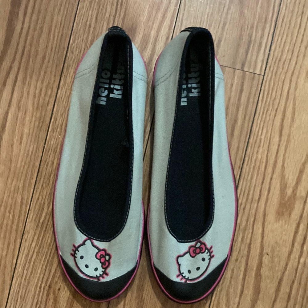 “HELLO KITTY” Sanrio Gray & Black Canvas Shoe. Size M(7/8).